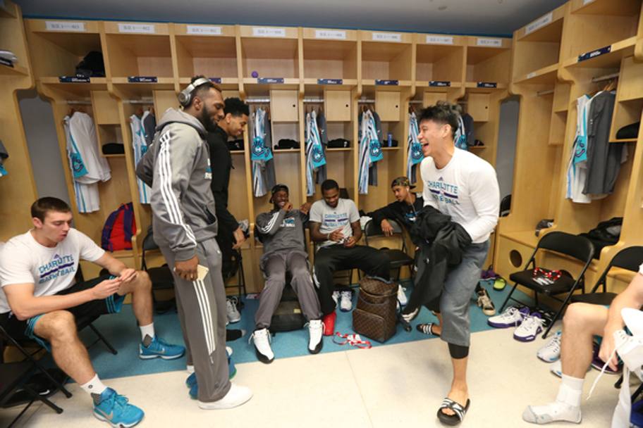 Jeremy Lin degli Hornets scherza con i suoi compagni di squadra (Nba)